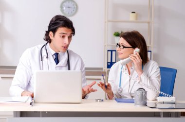 Klinikte çalışan iki doktor.