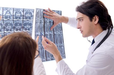 Klinikte çalışan iki doktor.