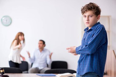 Boşanan aile çocuk velayetini bölmeye çalışıyor.