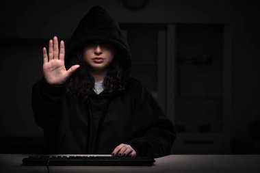 Ofiste güvenlik duvarını hackleyen kadın hacker.