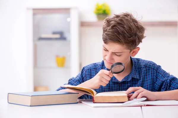 Ungen förbereder sig för skolan hemma — Stockfoto