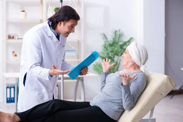 Paciente joven de oncología masculina y femenina — Foto de Stock