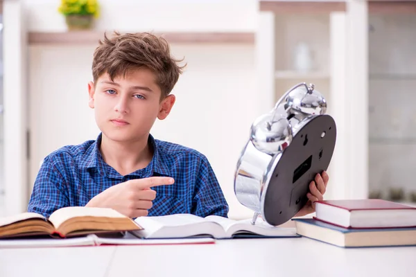 Ungen förbereder sig för skolan hemma — Stockfoto