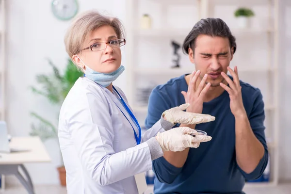 Giovane paziente in visita medica in ospedale — Foto Stock