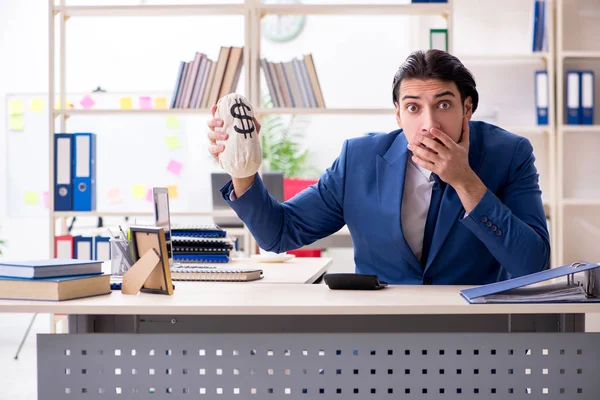 Joven empleado guapo en la oficina — Foto de Stock