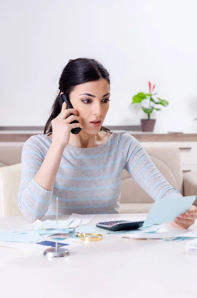 Junge Frau im Haushaltssicherungskonzept — Stockfoto