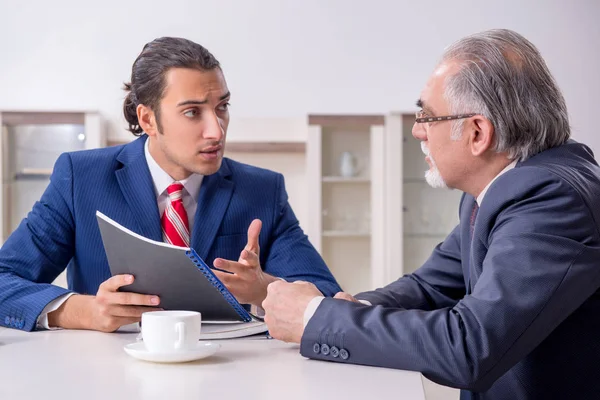 Два бізнесмена обговорюють бізнес в офісі — стокове фото