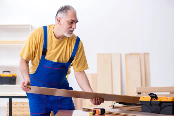 Viejo carpintero trabajando en taller — Foto de Stock