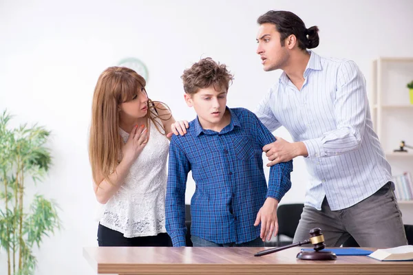 Divorziare famiglia cercando di dividere la custodia dei figli — Foto Stock