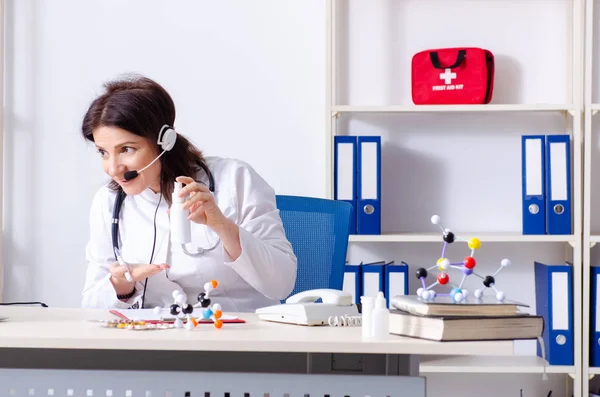 Ärztin mittleren Alters im telemedizinischen Konzept — Stockfoto