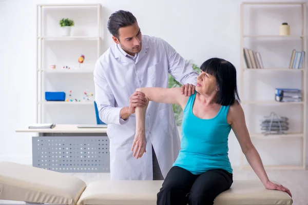 Mujer madura paciente médico visitante — Foto de Stock