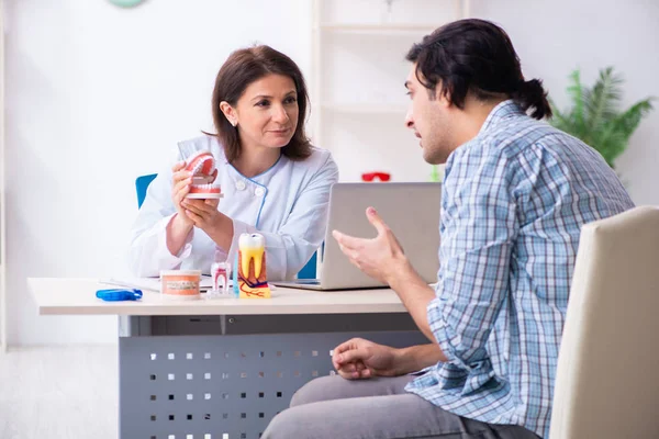 Jonge man op bezoek bij vrouwelijke arts stomatoloog — Stockfoto