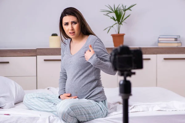 Těhotná žena nahrávání videa pro její blog — Stock fotografie