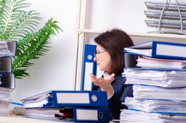 Orta yaşlı iş kadını aşırı işten memnun değil.