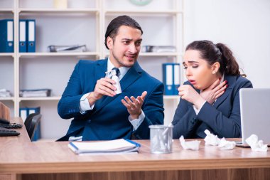 İki çalışan işyerinde acı çekiyor