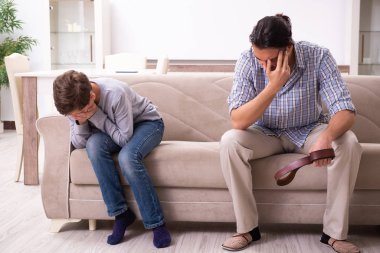 Baba onu dövüyor ve cezalandırıyor.