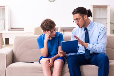 İnternet bağımlısı çocuk erkek doktoru ziyaret ediyor.