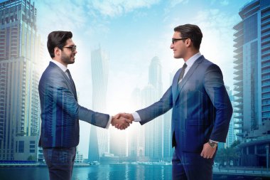 İş adamı el sıkışıyor.