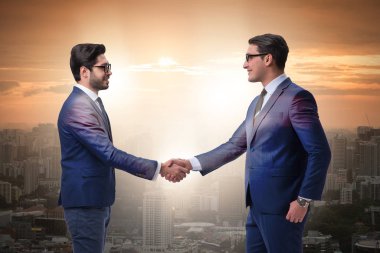 İş adamı el sıkışıyor.