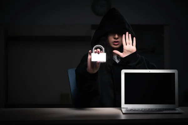 Vrouwelijke hacker hacken beveiliging firewall laat in het kantoor — Stockfoto