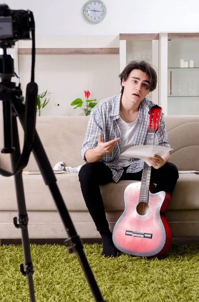 Jovem guitarrista gravação de vídeo para o seu blog — Fotografia de Stock