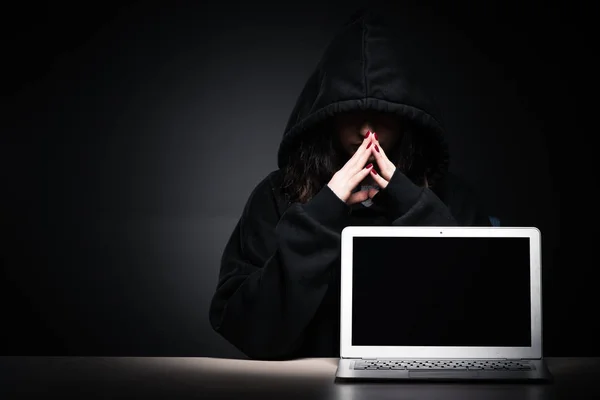 Female hacker hacking security firewall late in office — Stock Photo, Image