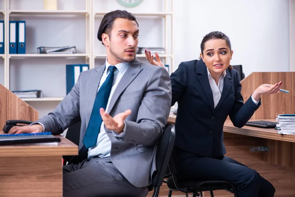 Dos empleados que trabajan en la oficina — Foto de Stock