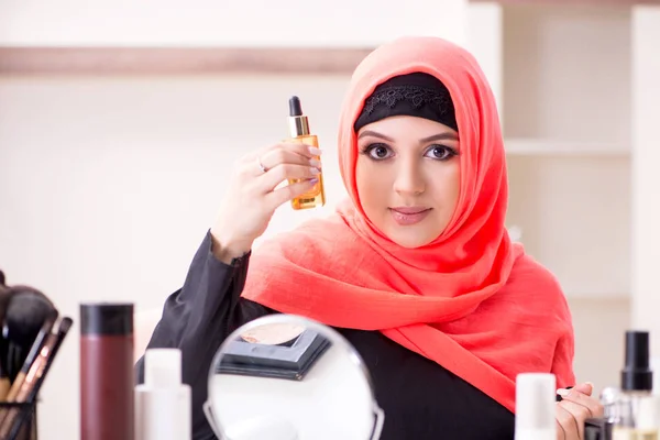 Vacker kvinna i hijab tillämpa make-up — Stockfoto