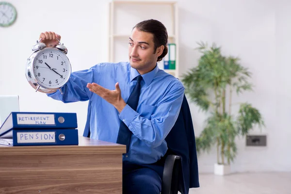 Jonge mannelijke accountant werkzaam in het kantoor — Stockfoto
