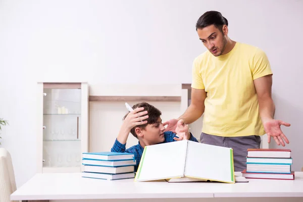 Pai ajudando seu filho a se preparar para a escola — Fotografia de Stock