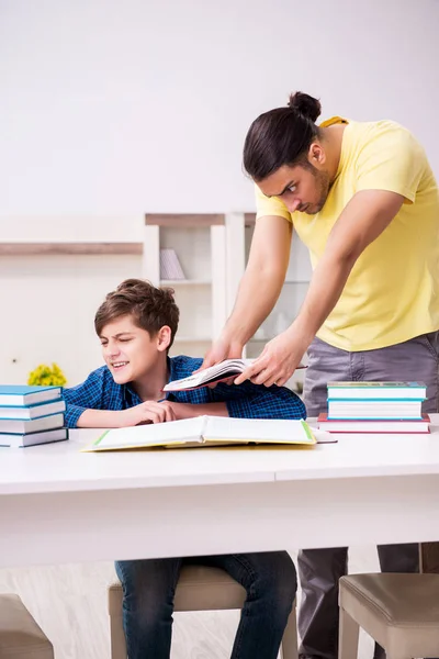 Far hjälper sin son att förbereda sig för skolan — Stockfoto