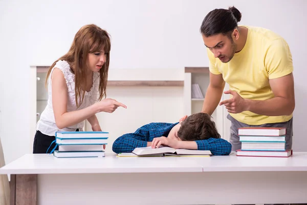 Padres ayudando a su hijo a prepararse para la escuela — Foto de Stock