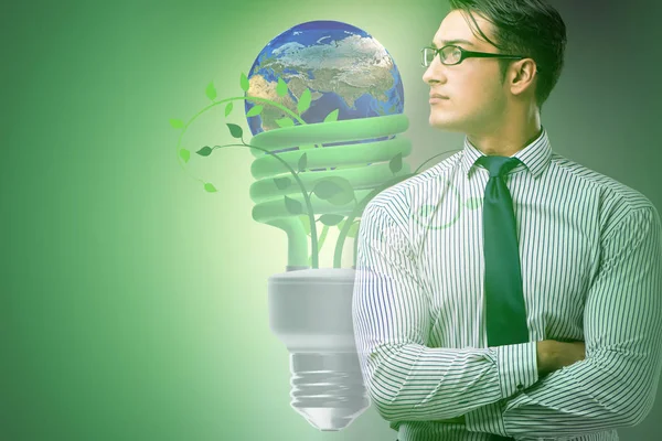 Зеленая энергия и экология концепция с бизнесменом — стоковое фото