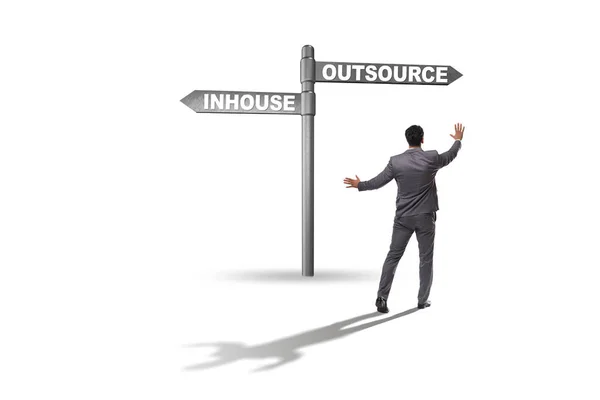 Biznesmen na rozdrożu między outsourcingiem a inhou — Zdjęcie stockowe