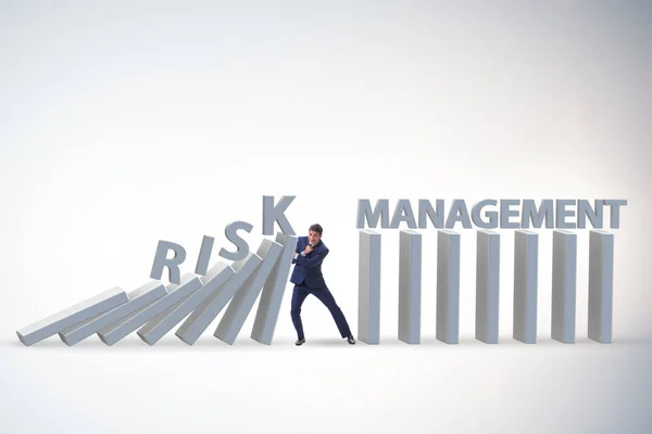 Risk yönetimi kavramında iş adamı — Stok fotoğraf