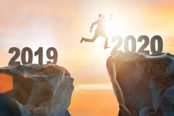Бізнесмен стрибає з року в рік 2019 2020 — стокове фото