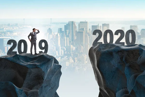Бізнесмен, дивлячись у майбутнє 2020 з 2019 року — стокове фото