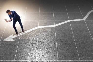 Finans grafiğinde kaykaya binen iş adamı