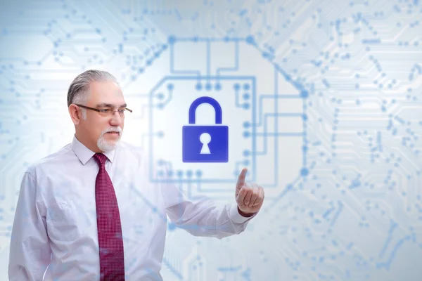 Mann im digitalen Sicherheitskonzept drückt auf Knopf — Stockfoto