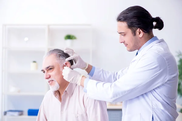 Paciente masculino con problemas auditivos que visita al médico otorrinolaringólogo —  Fotos de Stock