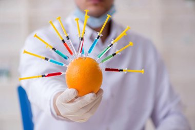 Erkek beslenme uzmanı gıda ürünlerini laboratuarda test ediyor.