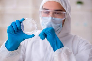 Laboratuvarda çalışan genç bir kimyager.