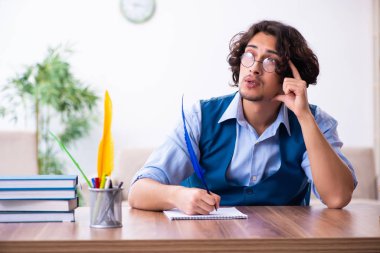 Genç yazar yeni çalışması üzerinde çalışıyor.