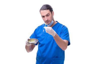 Beyaz şırıngalı genç ve yakışıklı doktor.