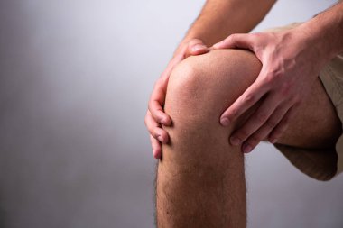 Genç adam bacak ağrısı çekiyor.