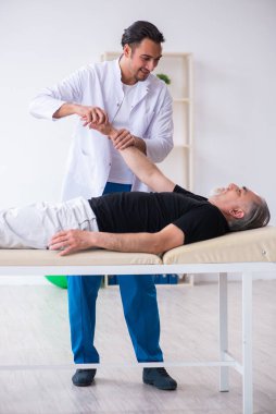 Yaşlı adam genç doktoru ziyaret ediyor.