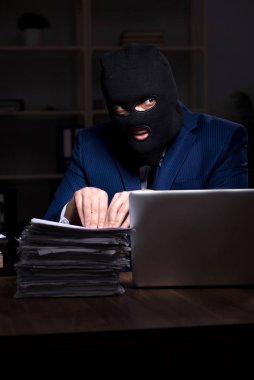 Erkek çalışan ofis gece bilgi çalmak