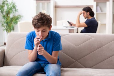 Genç bir çocuk ve ailesiyle sigara içme kavramı