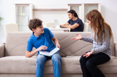 Genç bir çocuk ve ailesiyle sigara içme kavramı