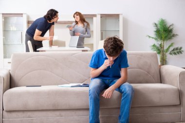 Genç bir çocuk ve ailesiyle sigara içme kavramı